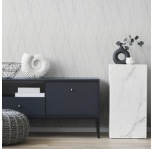 Wohnzimmer mit gemusterter Tapete, Sideboard und Dekorationen