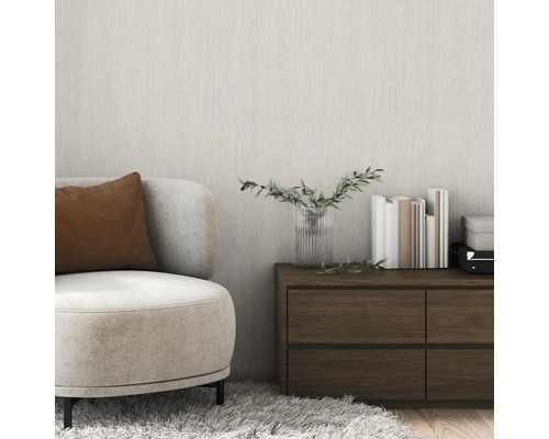 Wohnzimmer Szene mit Sessel, Kissen, Kommode, Büchern und Dekoration