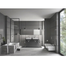 Modernes Badezimmer mit Badewanne, Dusche, Doppelwaschtisch und Toilette.