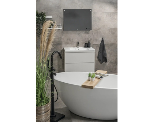 Modernes Badezimmer mit freistehender Badewanne, Waschtisch, Spiegel und Dekoration