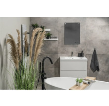 Modernes Badezimmer mit Badewanne, Waschtisch, Spiegel und Dekorationsartikeln