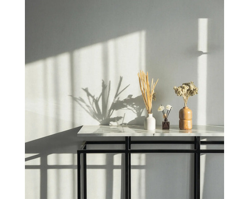 Dekoration mit Vasen und Trockenblumen auf Tisch