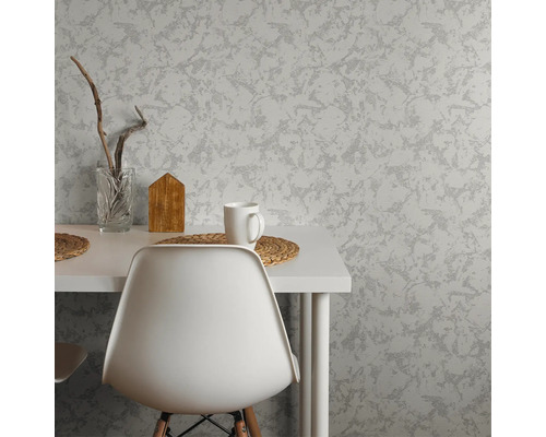 Dekoratives Wohnzimmer mit gemusterter Tapete, Esstisch und Stuhl.