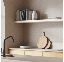Moderne Küche mit Spüle, Wasserhahn, Schneidebrettern und Regal