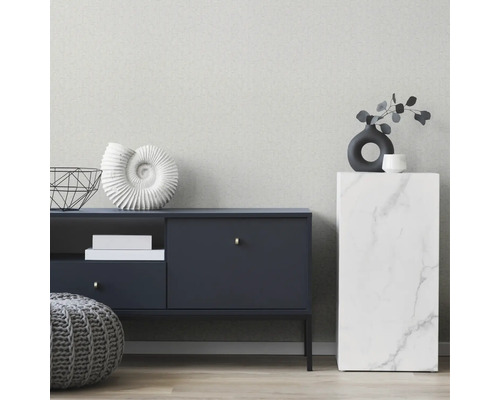 Wohnzimmer-Szene mit Sideboard, Dekoration und Hocker