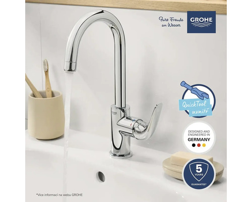 Glänzender Waschtischmischer von Grohe in einem hellen Badezimmer.