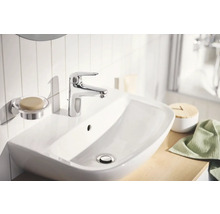 Waschbecken mit Armatur und Seifenschale im Badezimmer