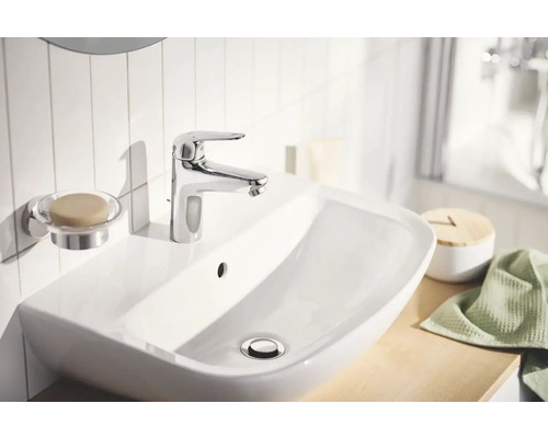 Waschbecken mit Armatur und Seifenschale im Badezimmer