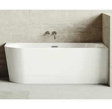 Freistehende Badewanne aus Sanitäracryl mit Armaturen an der Wand.