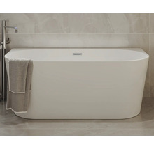 Freistehende Badewanne aus Sanitäracryl mit Handtuch