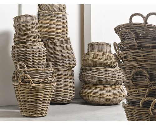 Mehrere gestapelte Weidenkörbe unterschiedlicher Größe mit Griffen.