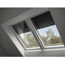 Dachfenster mit Jalousie und Blick nach draußen