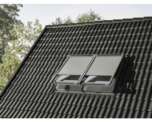 Dach mit Dachfenstern und Rollläden