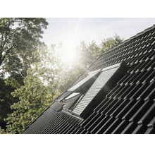 Dachfenster mit Rollladen auf einem Ziegeldach