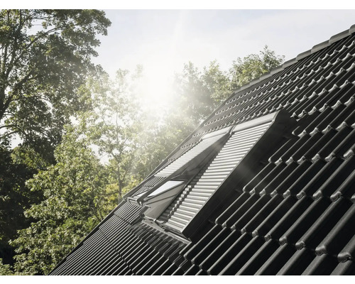 Dachfenster mit Rollladen auf einem Ziegeldach