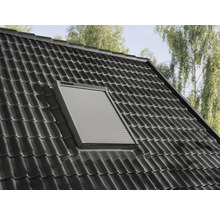 Dachfenster mit geschlossenem Rollladen auf einem Ziegeldach