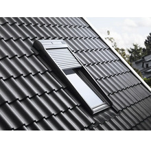 Dachfenster mit Rollladen in einem Ziegeldach