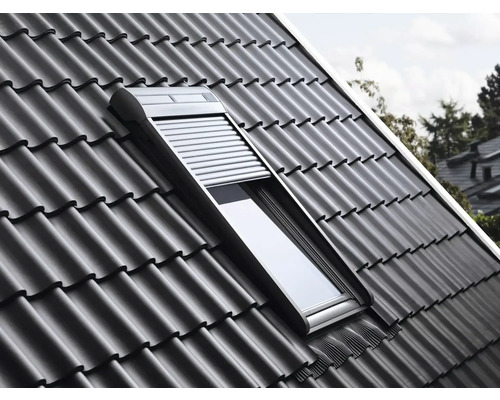 Dachfenster mit Rollladen in einem Ziegeldach