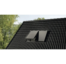 Dachfenster mit Rollladen auf einem Ziegeldach