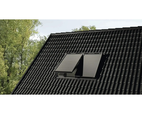 Dachfenster mit Rollladen auf einem Ziegeldach