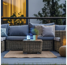 Terrasse mit Korbmöbeln, Beistelltisch, Pflanze und Leuchte