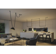 Wohnzimmer mit Beleuchtung und Kücheninsel