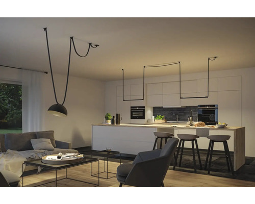 Wohnzimmer mit Beleuchtung und Kücheninsel