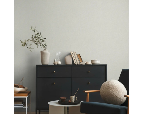 Wohnzimmer mit Kommode, Dekoration und Sessel