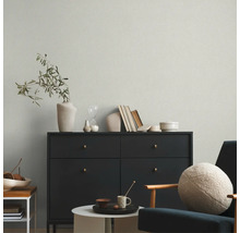 Wohnzimmer mit Kommode, Tisch und Stuhl