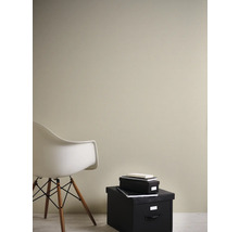 Innenraum mit Stuhl, Aufbewahrungsbox und gestrichener Wand