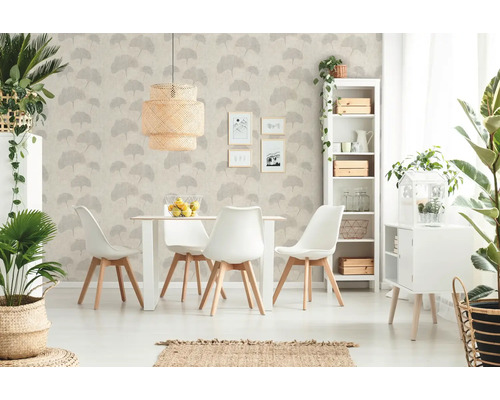 Helles Esszimmer mit Esstisch, Stühlen, Regalen und Tapete mit Ginkgo-Blättern