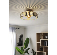 Deckenleuchte mit Holzoptik und dekorativem Lichtspiel im Wohnraum.