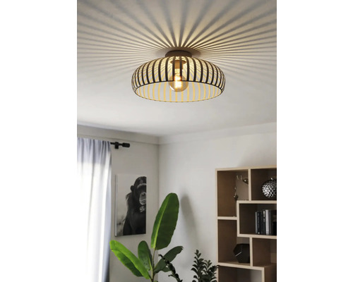 Deckenleuchte mit Holzoptik und dekorativem Lichtspiel im Wohnraum.