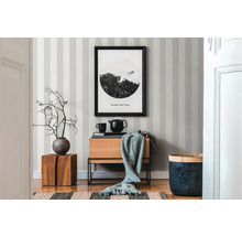 Einrichtungsbeispiel mit Kommode, Dekoration und Wandbild im Wohnzimmer.