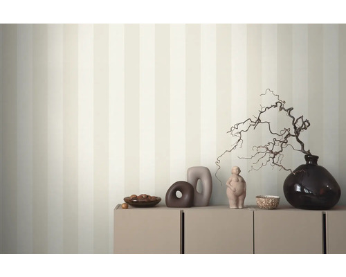 Dekoratives Interieur mit gestreifter Tapete, Schrank und verschiedenen dekorativen Objekten.