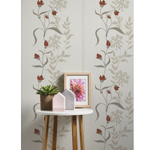 Wandgestaltung mit Blumentapete und Dekoration auf einem Tisch