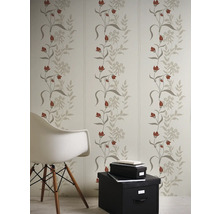 Wand mit floral gemusterter Tapete, Stuhl und Aufbewahrungsboxen