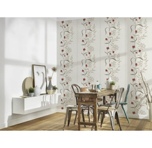 Esszimmer mit floraler Tapete, Holztisch und Stühlen.