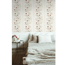 Schlafzimmer mit floral gemusterter Tapete, Bett und Nachttisch