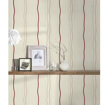 Tapete mit Streifenmuster an Wand mit Regal und Dekoration
