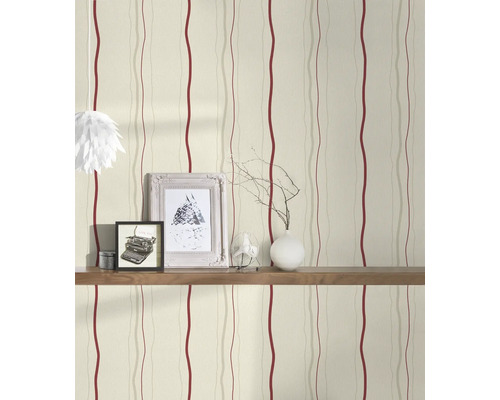 Tapete mit Streifenmuster an Wand mit Regal und Dekoration