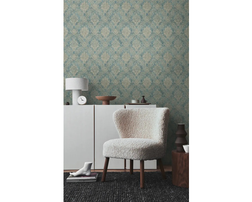 Wohnraum mit gemusterter Tapete, Schrank, Sessel und Teppich für eine stilvolle Einrichtung