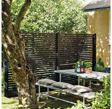 Gartenszene mit Sichtschutzzaun, Tisch und Sitzbank