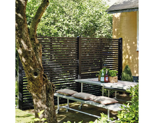 Gartenszene mit Sichtschutzzaun, Tisch und Sitzbank