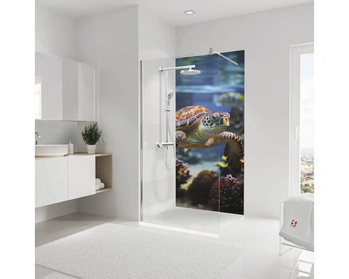 Badezimmer mit Duschwand mit Schildkrötenmotiv, Waschtisch und Fenster