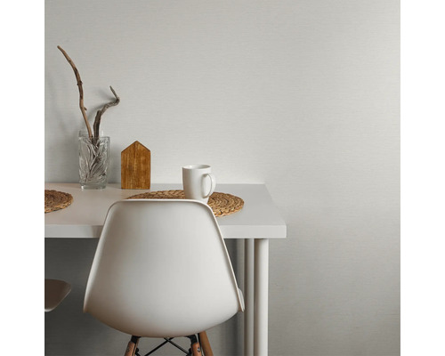 Szene mit weißem Tisch, Stuhl, Tasse, Untersetzern und Dekoration