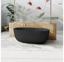 Modernes Badezimmer mit freistehender Badewanne, Armatur und Beleuchtung