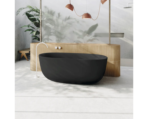 Modernes Badezimmer mit freistehender Badewanne, Armatur und Beleuchtung