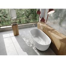 Badezimmer mit freistehender Badewanne, Waschtisch mit Spiegel und Holzverkleidung
