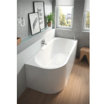 Badezimmer mit Badewanne, Armatur, Fenster und Dekorationen